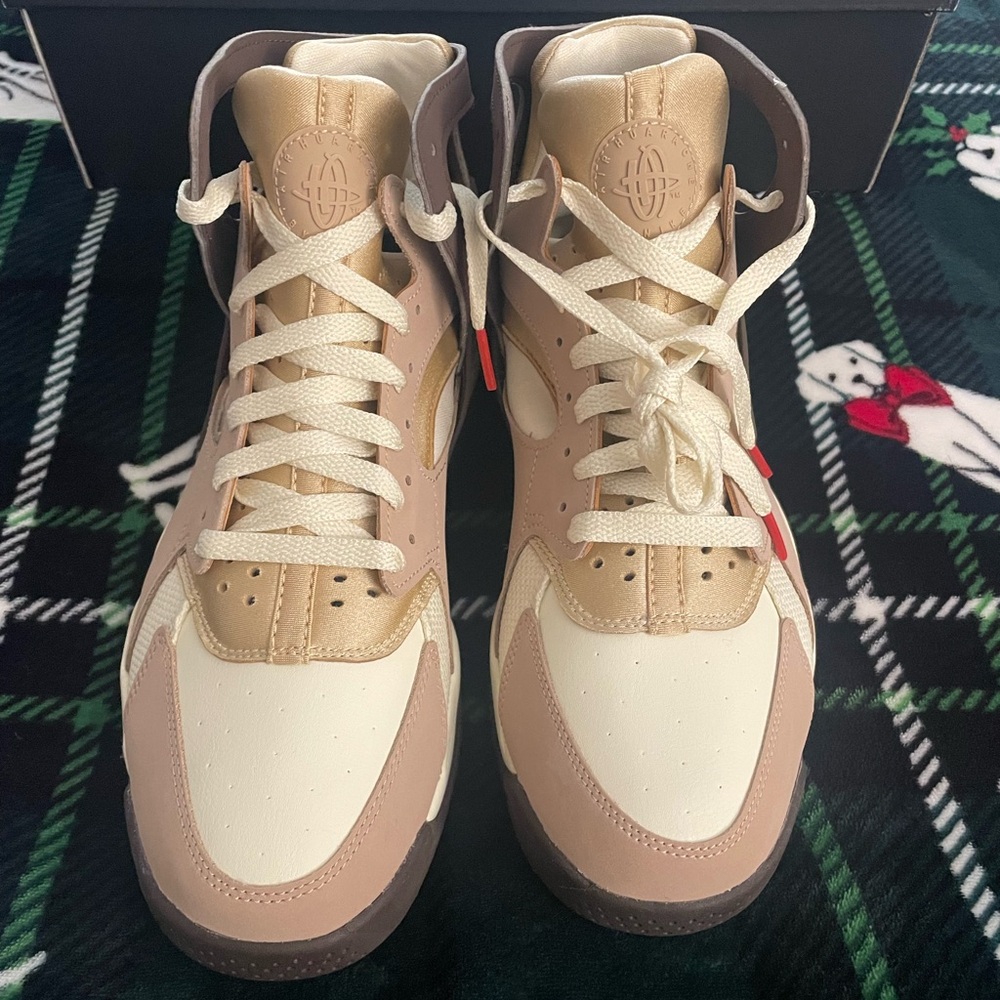 Nike Men's Shoes in Cream and Tan